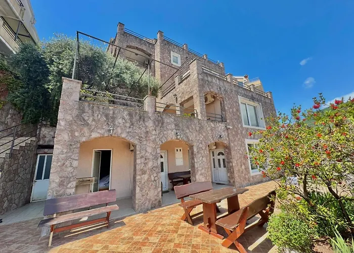Contessa Apartments